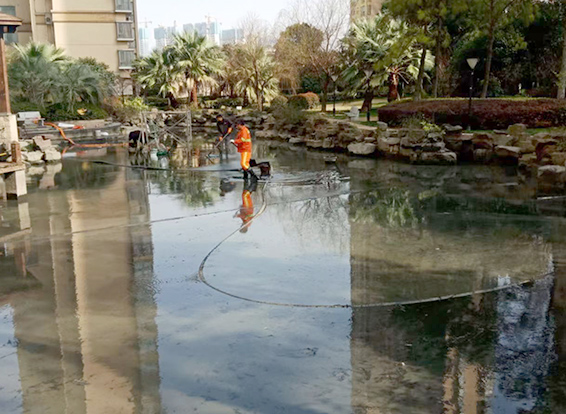 花山景观池淤泥清理