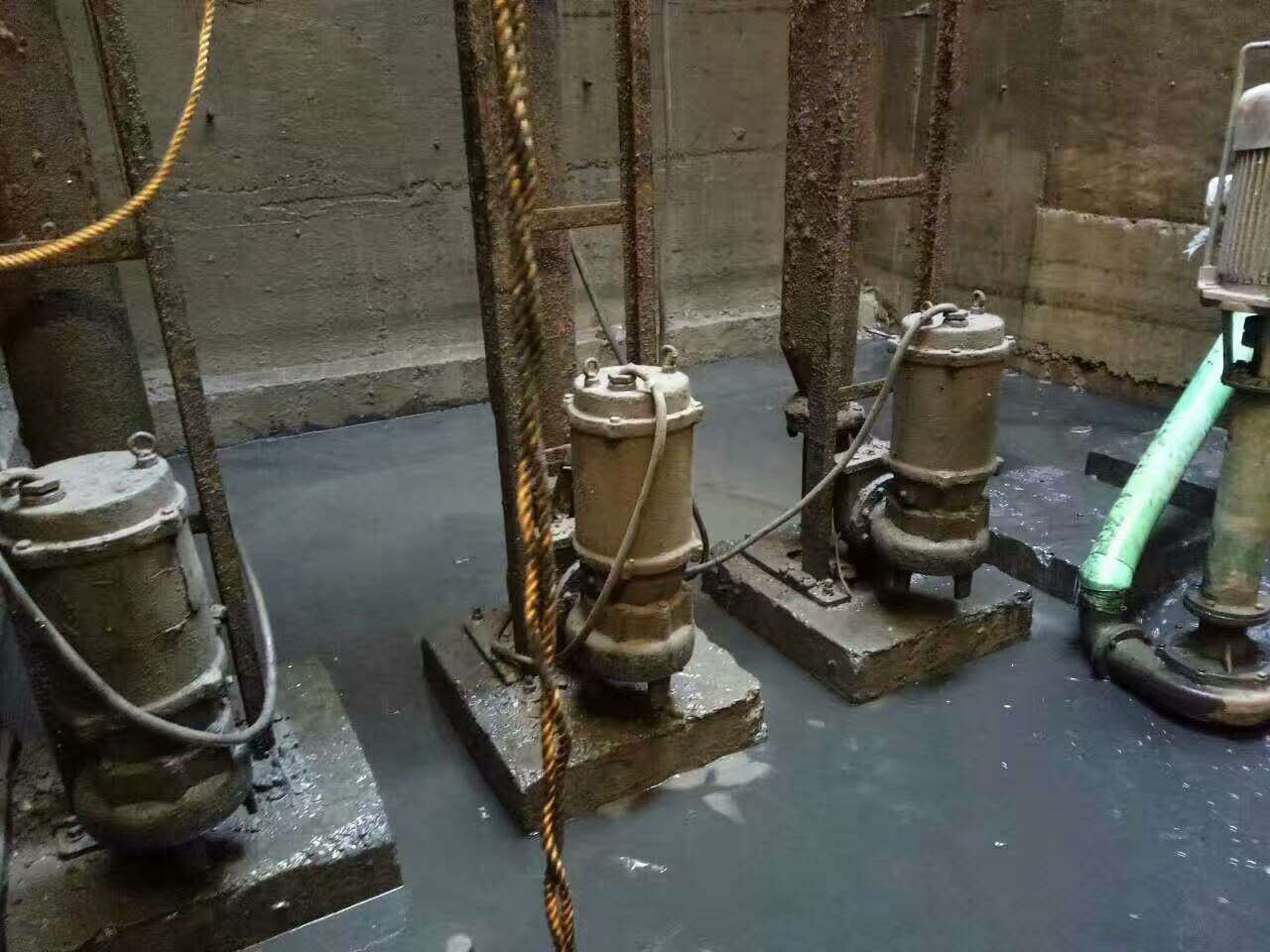 花山污水池清理