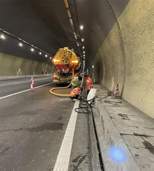 花山隧道排水渠清淤